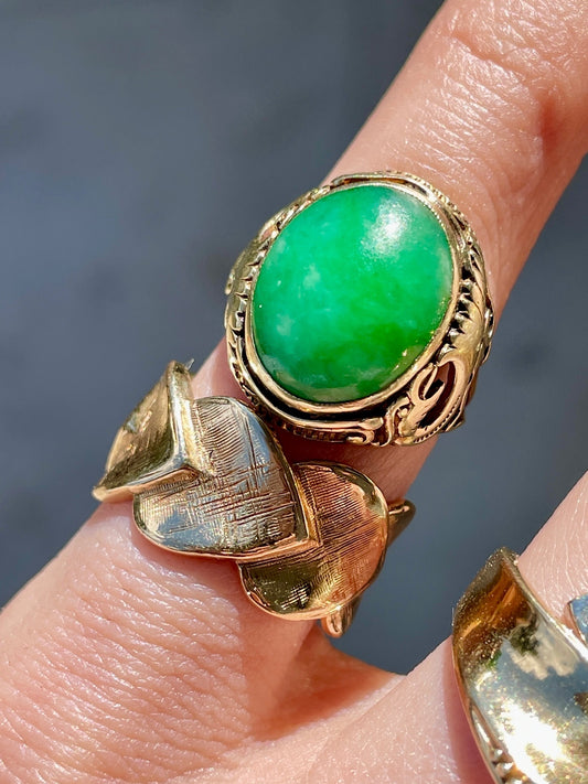 Vintage yellow 14K jade bezel set ring with dragon shoulder detail, size 3.5-3.75