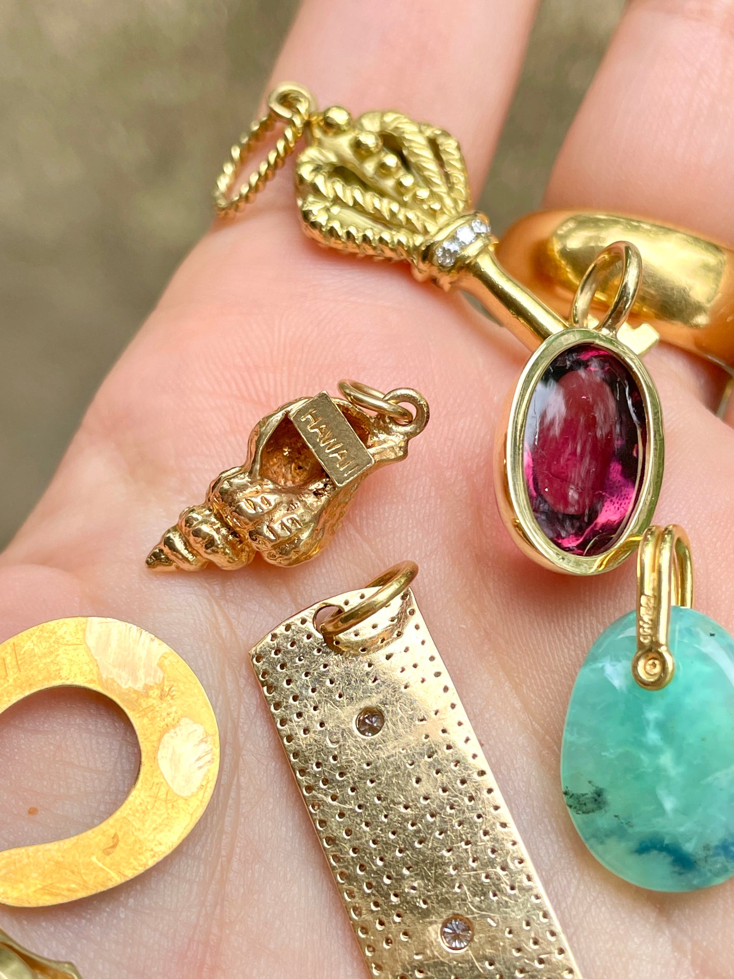 Vintage yellow 14K conch shell pendant