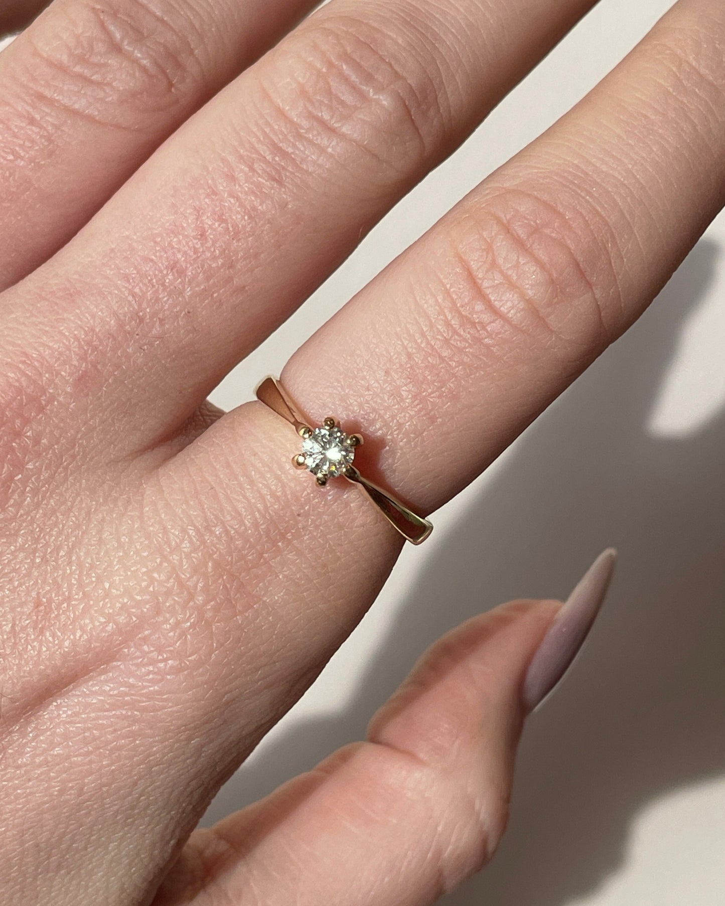 Vintage yellow 18K approx .3 ctw round solitaire diamond ring, size 7.25