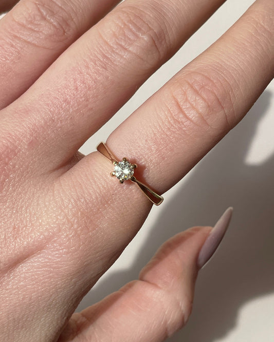 Vintage yellow 18K approx .3 ctw round solitaire diamond ring, size 7.25