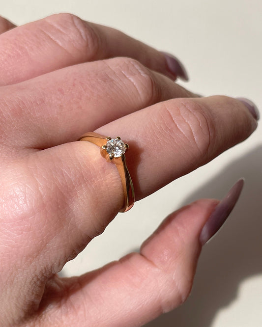 Vintage yellow 18K approx .3 ctw round solitaire diamond ring, size 7.25