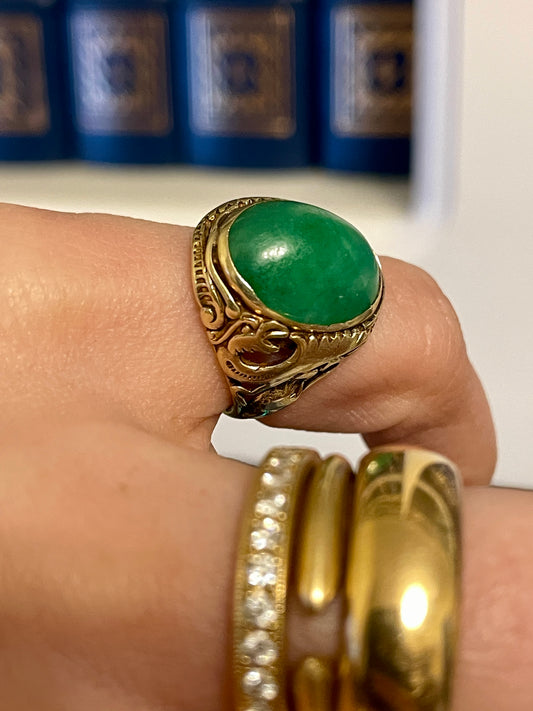 Vintage yellow 14K jade bezel set ring with dragon shoulder detail, size 3.5-3.75