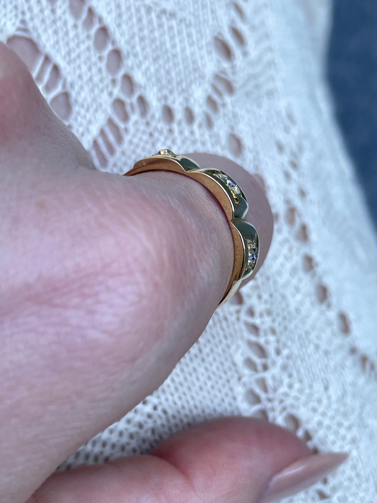 Antique yellow 18K approx .52 ctw old mine cut diamond 3 stone scalloped ring, size 8.25-8.5