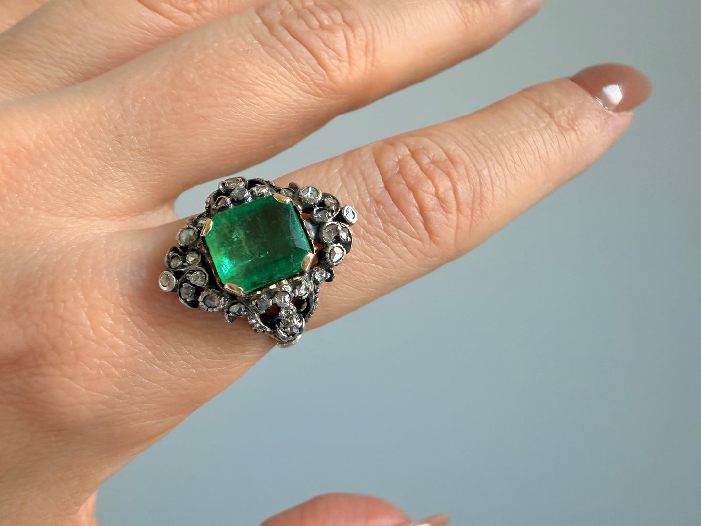 Antique yellow 18K approx 2.5 ctw emerald and rose cut diamond ring, size 6.75