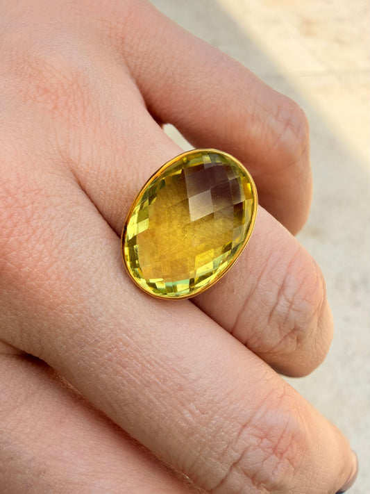 Vintage yellow 22K gold and approx 13 ctw faceted peridot ring, size 6.5 sizable