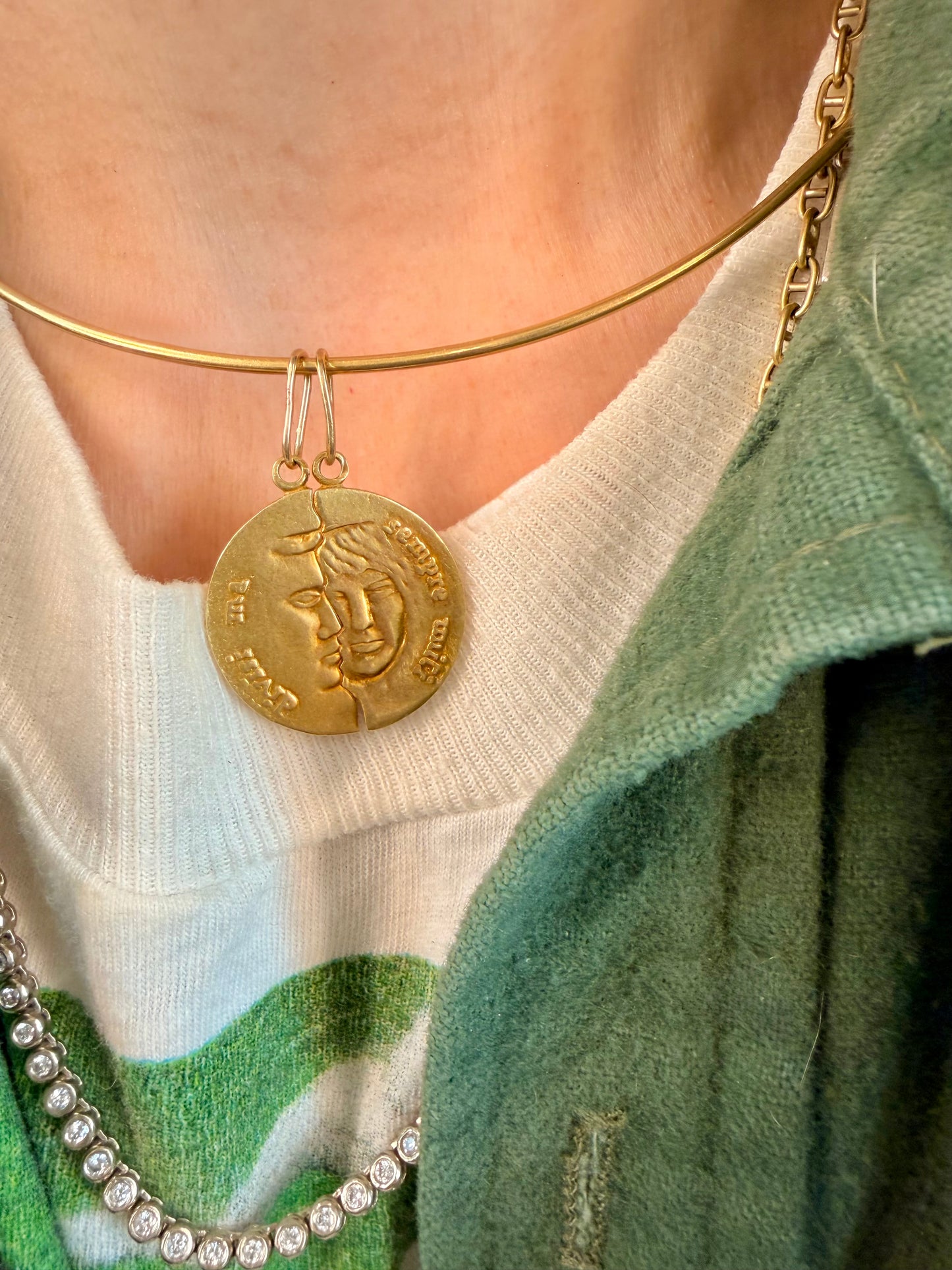 Vintage yellow 18K Divisi ma, Sempre uniti figural pendants
