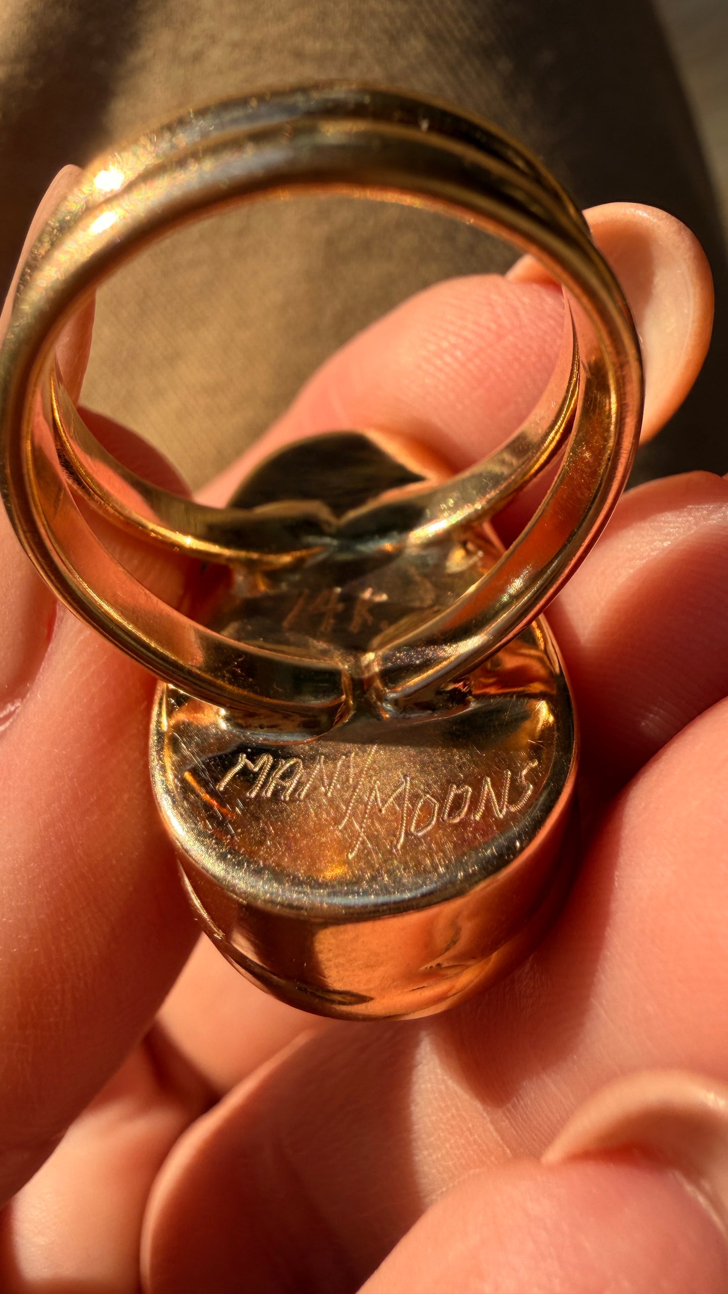 Vintage yellow 14K inlaid shell with mother of pearl and onyx statement ring artist signed, size 6.5