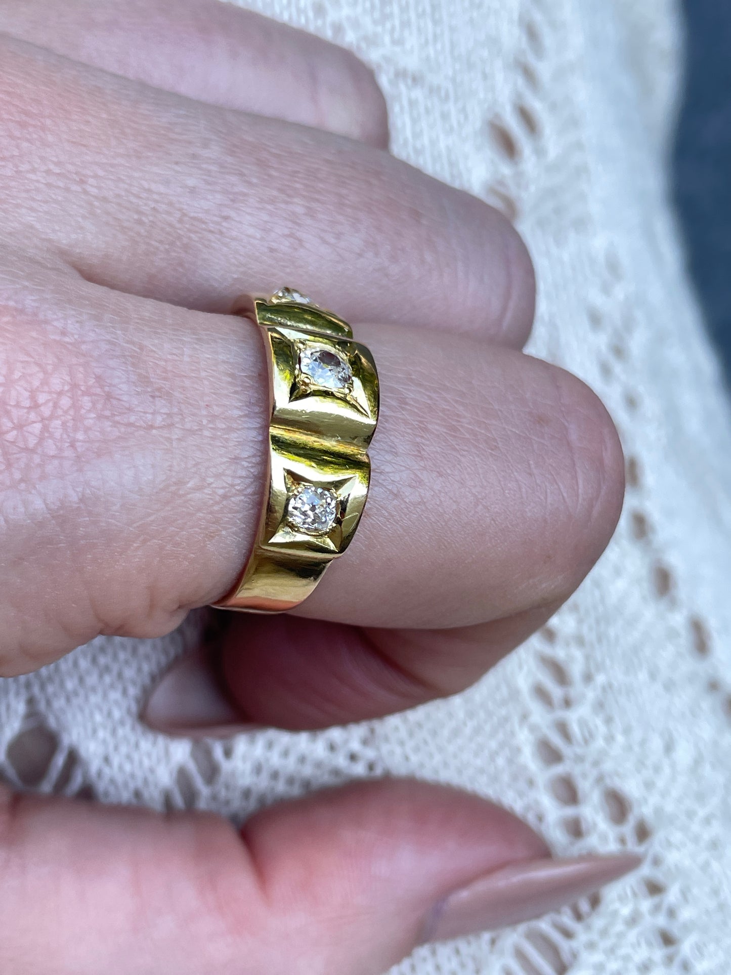 Antique yellow 18K approx .52 ctw old mine cut diamond 3 stone scalloped ring, size 8.25-8.5