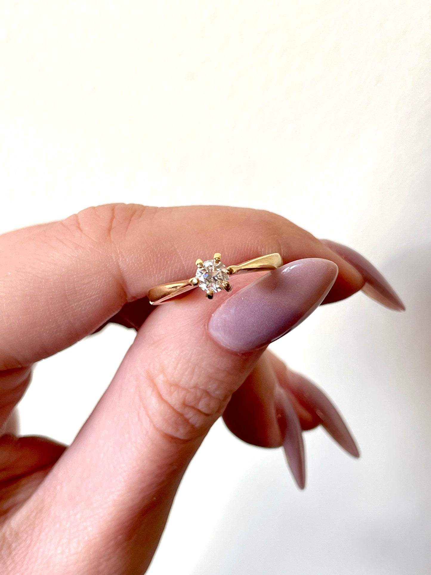Vintage yellow 18K approx .3 ctw round solitaire diamond ring, size 7.25