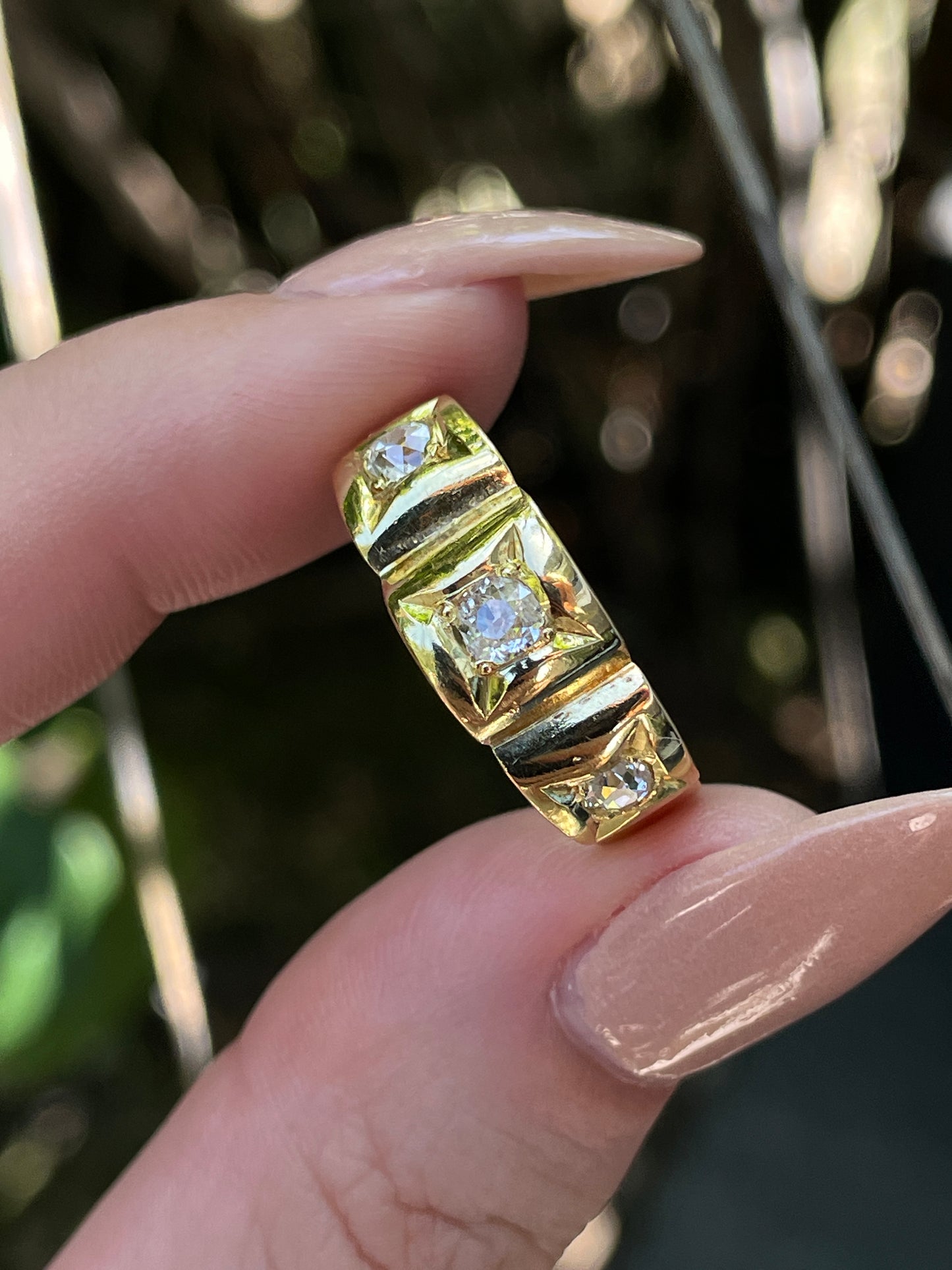 Antique yellow 18K approx .52 ctw old mine cut diamond 3 stone scalloped ring, size 8.25-8.5