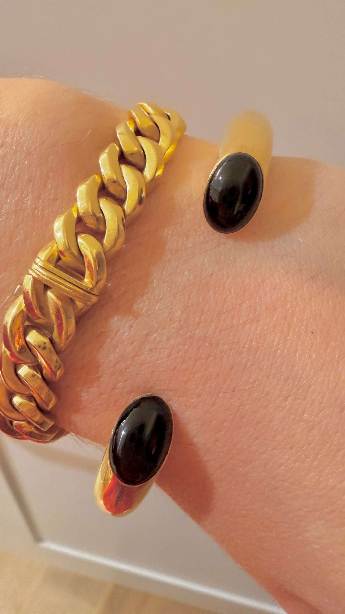 Vintage yellow 18K open bangle with onyx ends, 7 inch