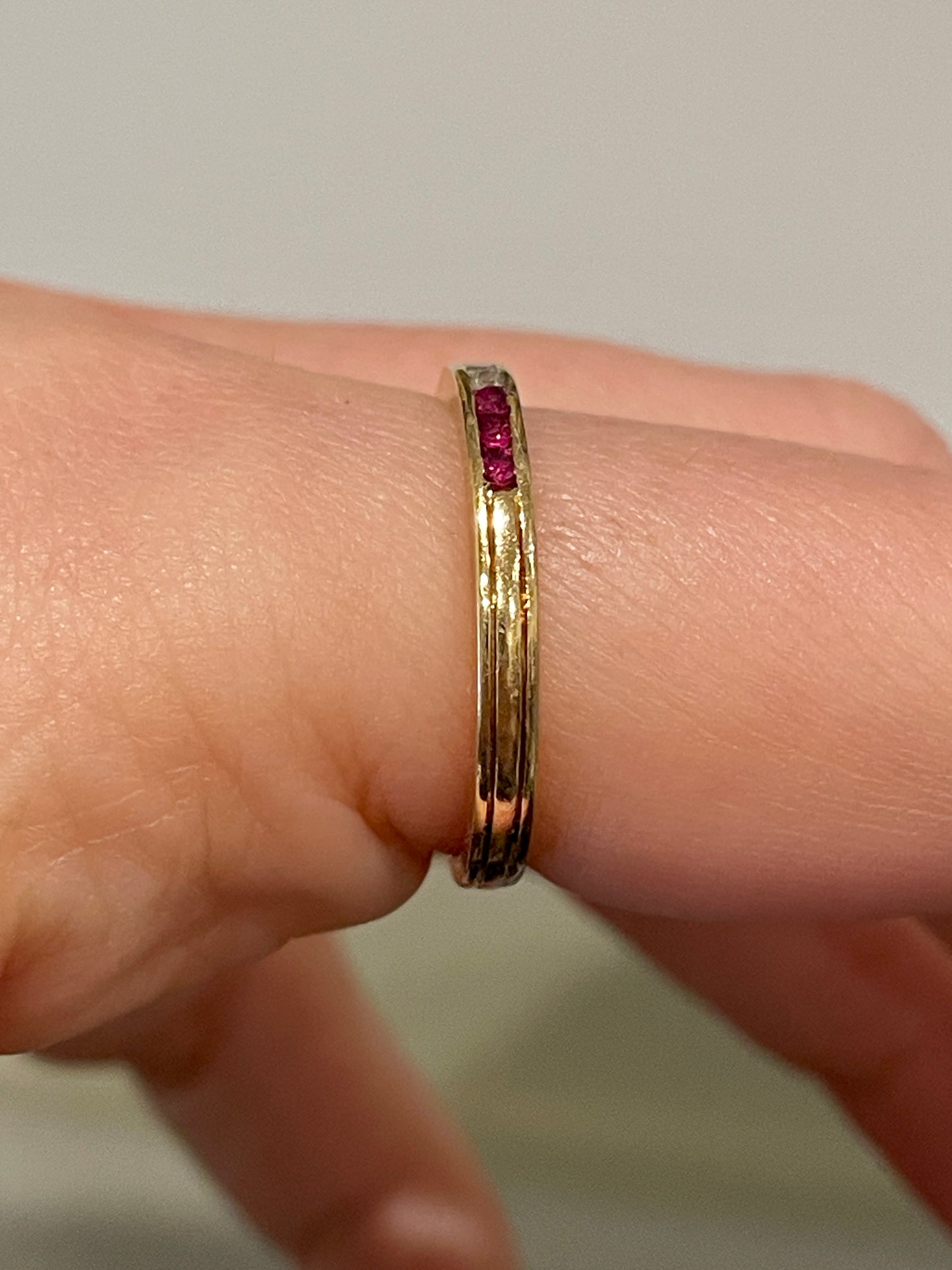 Vintage yellow 14K approx .03 ctw diamond and ruby channel set stacker ring, size 7
