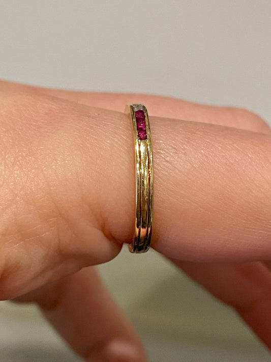 Vintage yellow 14K approx .03 ctw diamond and ruby channel set stacker ring, size 7