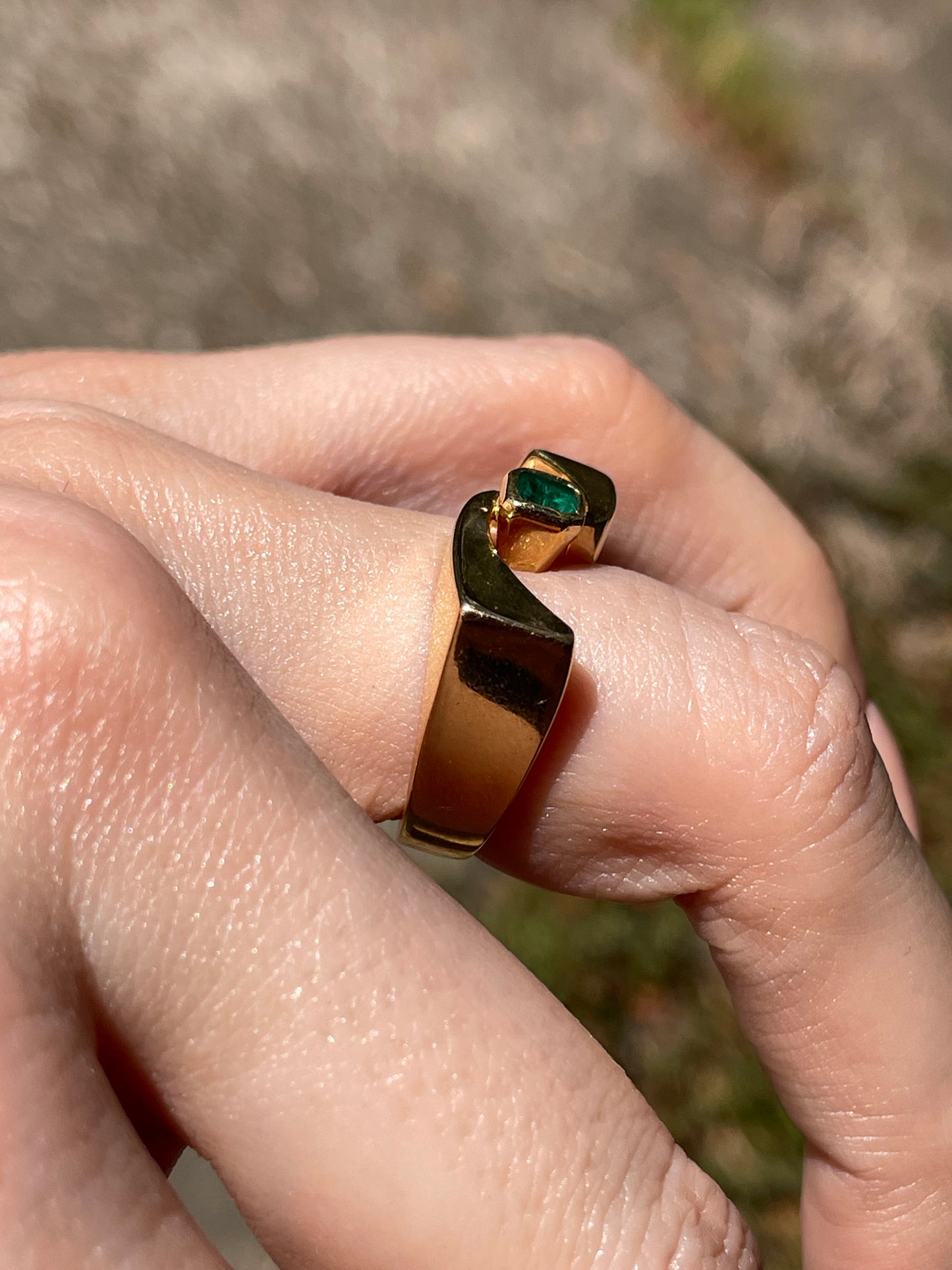 Vintage yellow 18K approx .28 ctw emerald swirly geometric ring, size 7.5