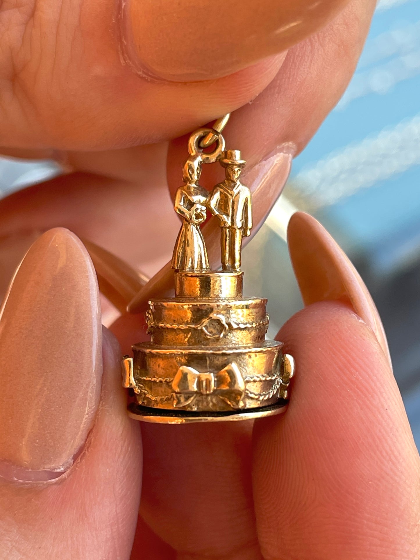 Vintage 9K gold articulated Wedding cake pendant with horseshoe surprise
