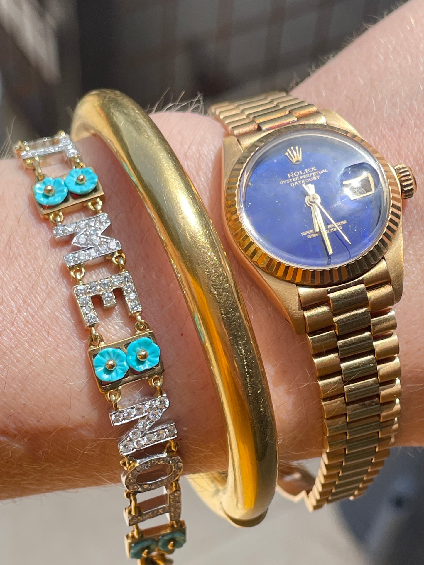 Vintage yellow 18K round heavy hinge bangle