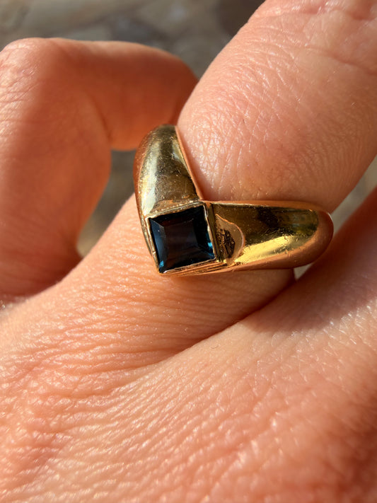 Vintage yellow 14K gold and approx .5ctw iolite chevron ring, size 5.75