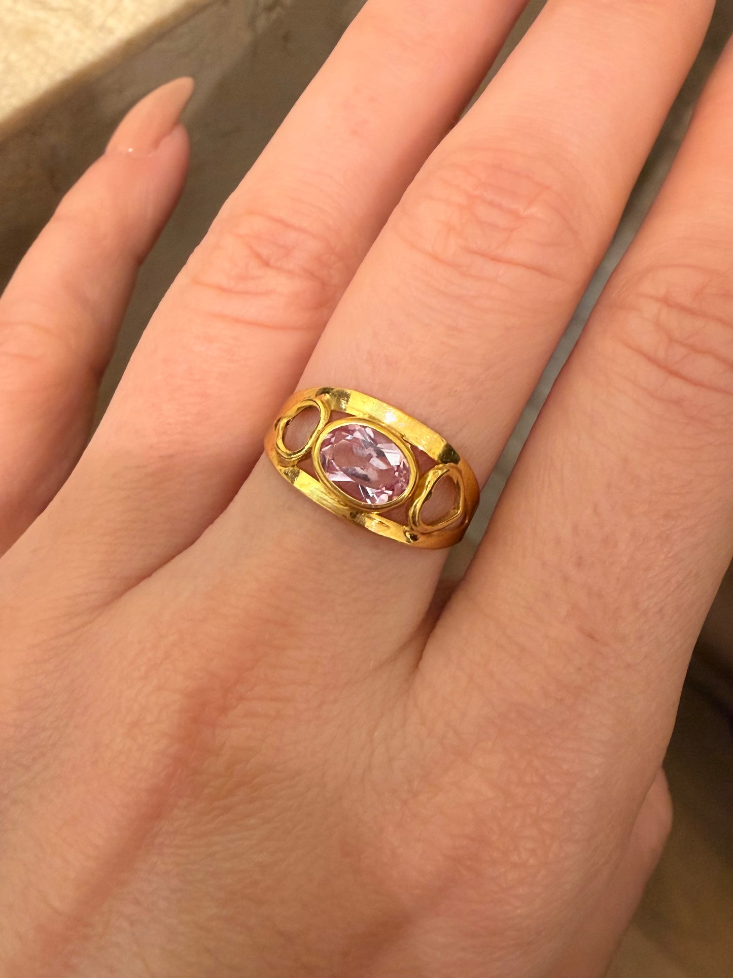 Vintage yellow 18K gold pink stone ring with heart shoulders, size 7.5-7.75