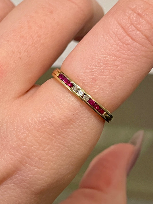 Vintage yellow 14K approx .03 ctw diamond and ruby channel set stacker ring, size 7