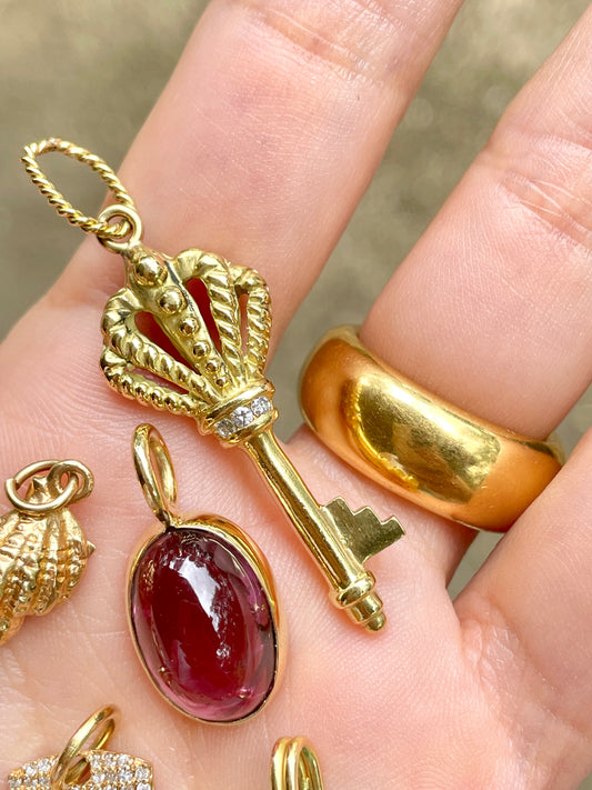 Vintage yellow 18K shell key pendant with approx .06 ctw diamonds