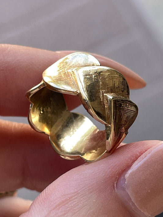 Vintage yellow 14K heart or leaf pattern eternity ring, size 4.75