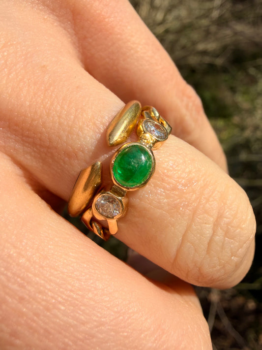 Vintage yellow 18K solid curb chain ring with .3ctw natural Emerald cabochon and .3ctw diamonds