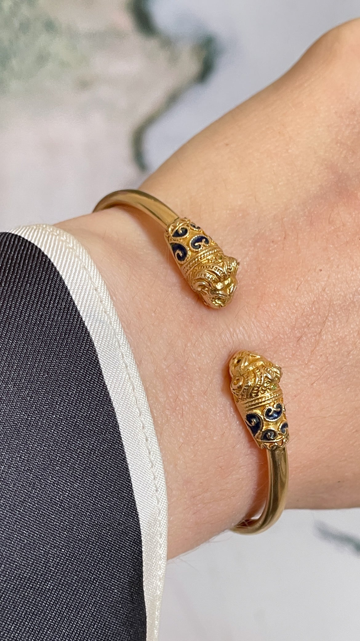 Vintage yellow 14K gold and blue enamel lion heads bangle