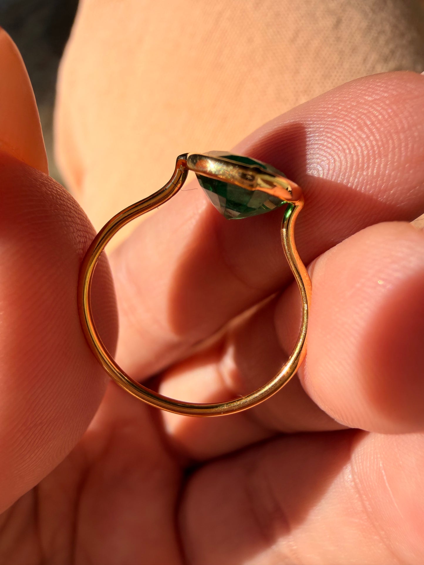 Vintage yellow 18K bezel set approx 2.5ctw natural emerald ring, size 6.5