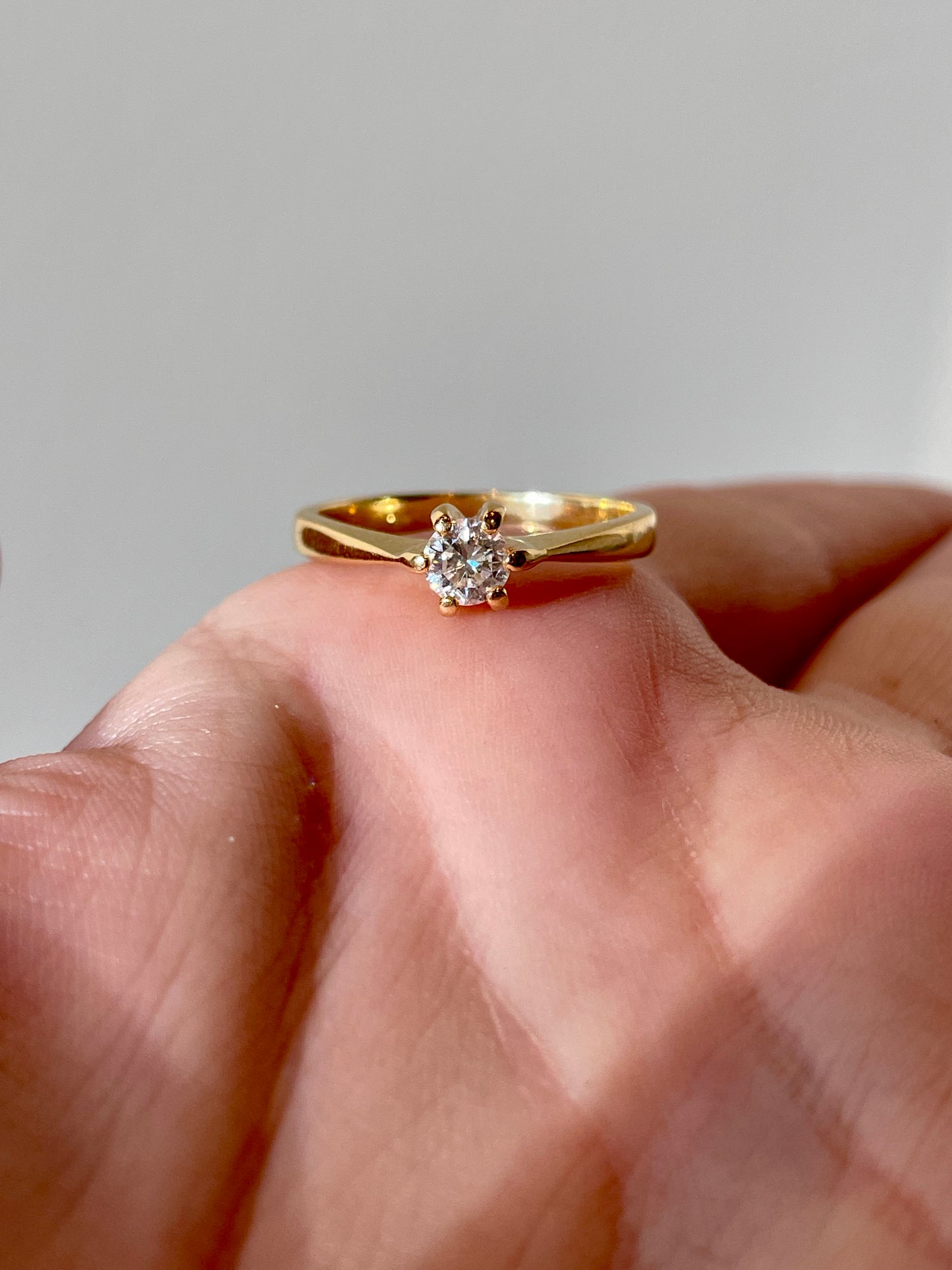 Vintage yellow 18K approx .3 ctw round solitaire diamond ring, size 7.25