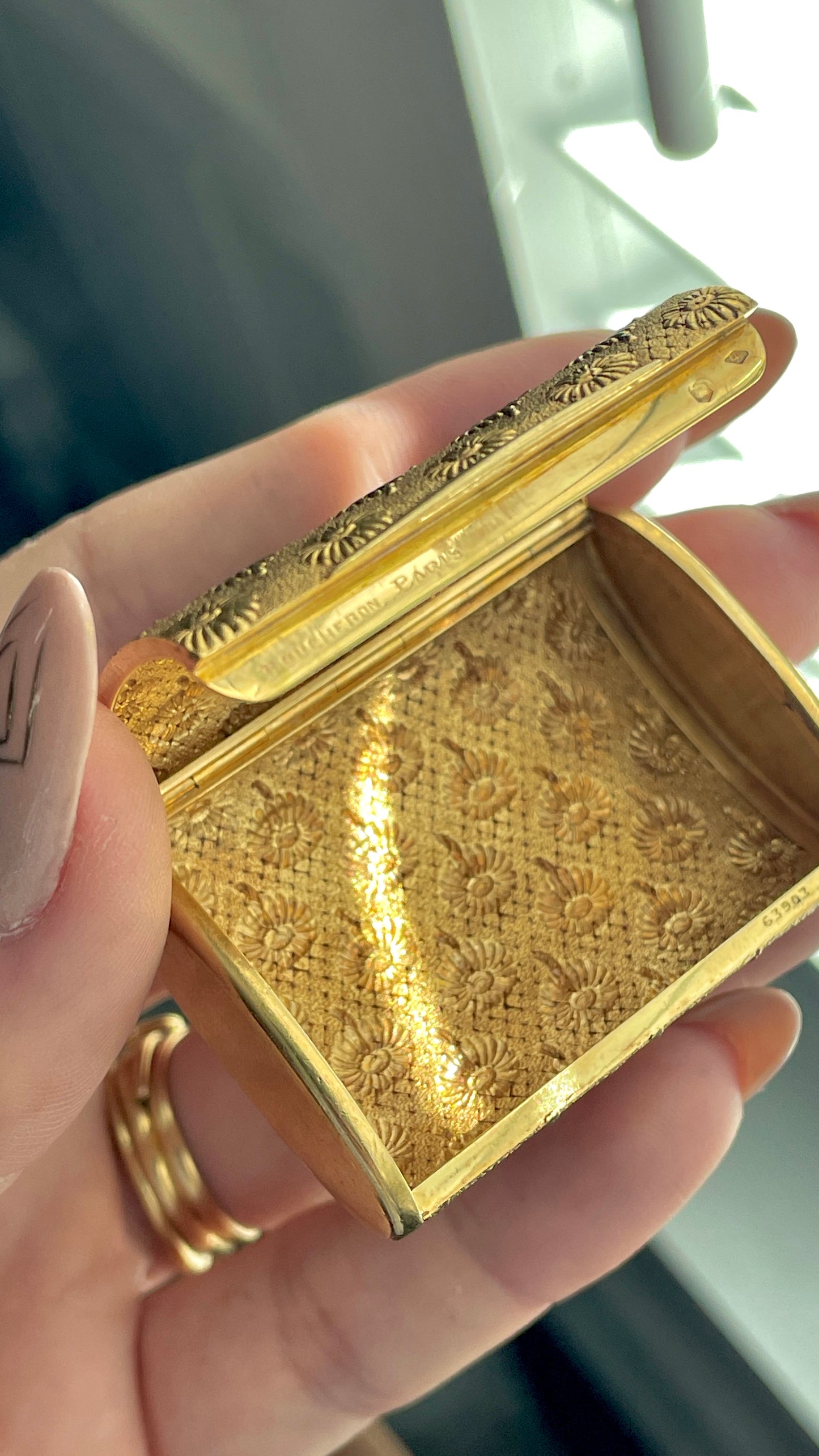 Vintage circa 1960s Boucheron yellow 18K floral pillbox