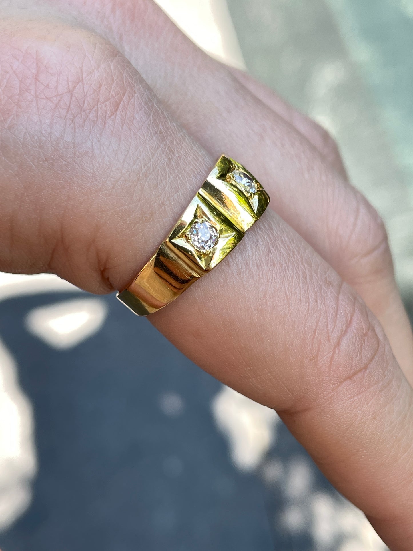 Antique yellow 18K approx .52 ctw old mine cut diamond 3 stone scalloped ring, size 8.25-8.5