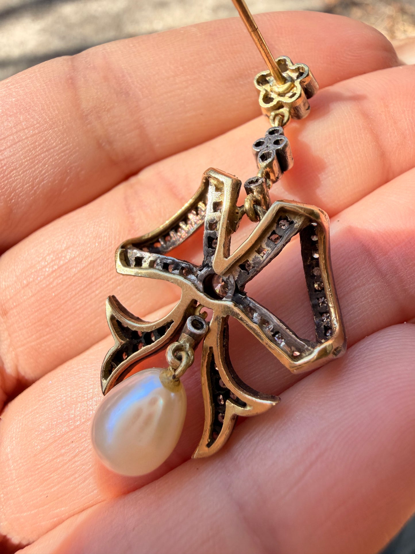 Vintage 18K and silver topped approx .65 ctw diamond bow with dangling pearl single earring