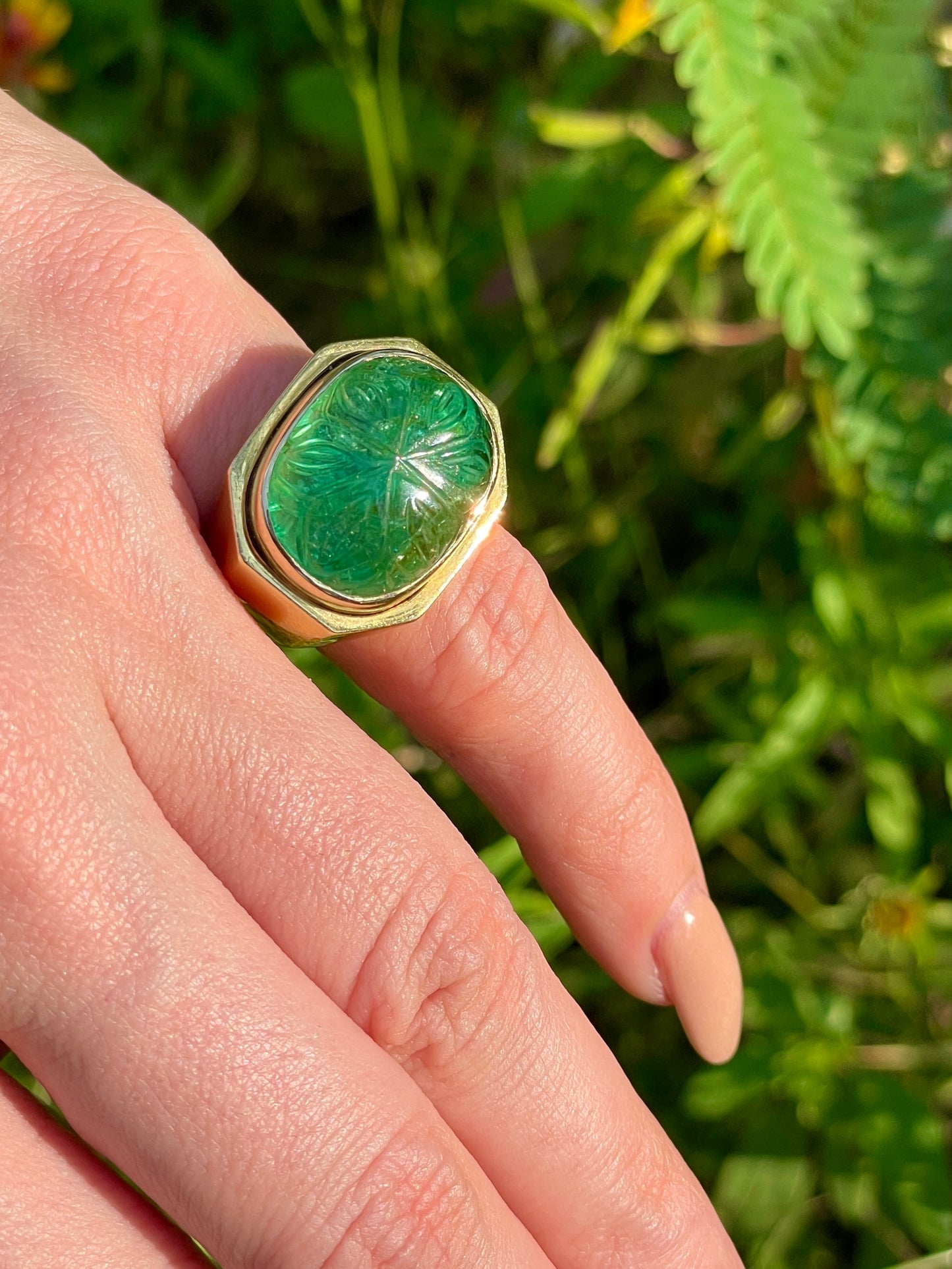 Vintage yellow 18K gold approx over 5 ctw carved natural emerald ring, size 5
