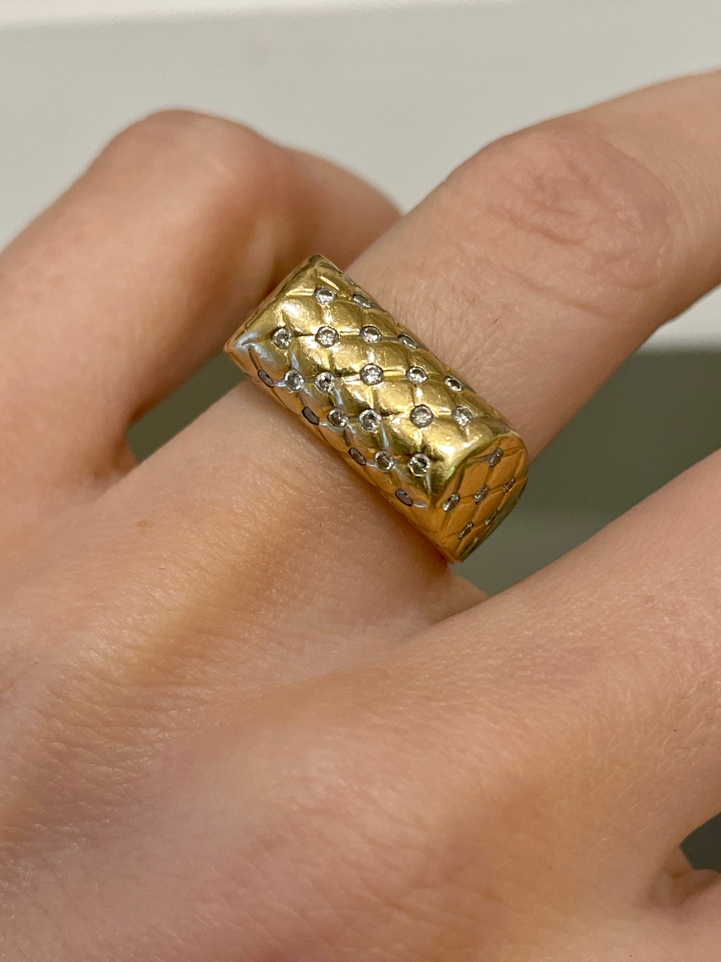 Vintage yellow 18K approx .4 ctw diamond quilted pattern squared band, size 6