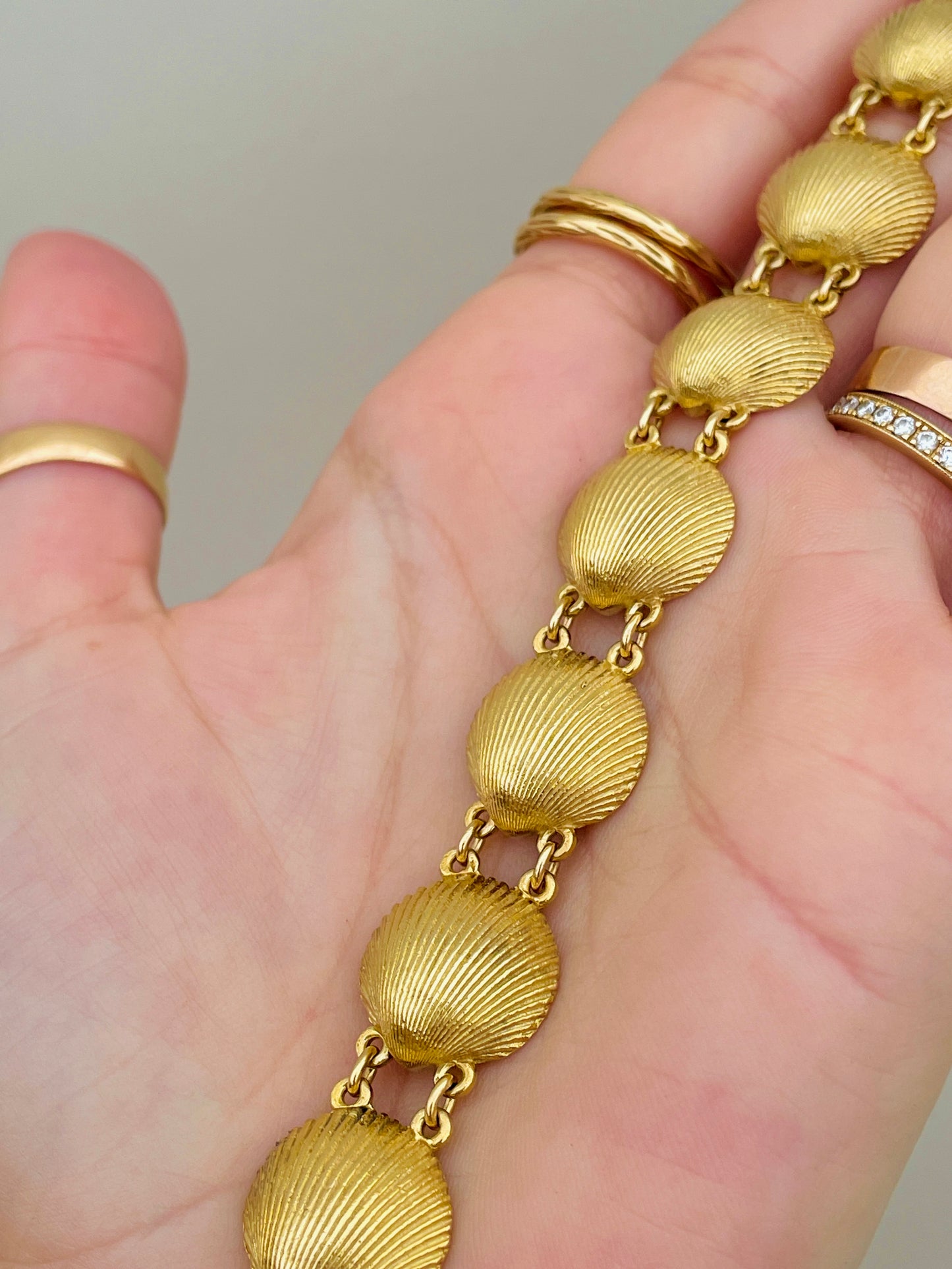 Vintage yellow 18K gold shell bracelet, 7.5 inch