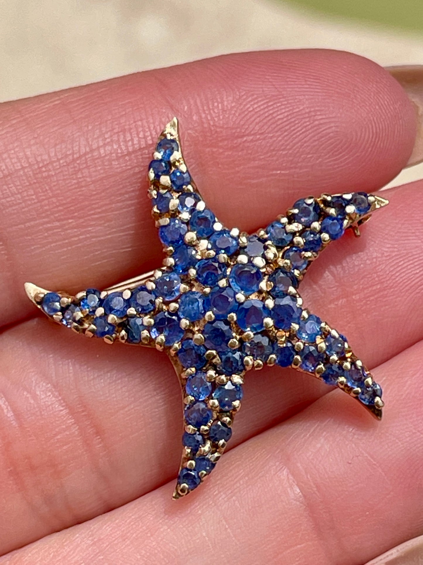 Vintage yellow 14K Starfish pin with approx 2.3 ctw sapphires