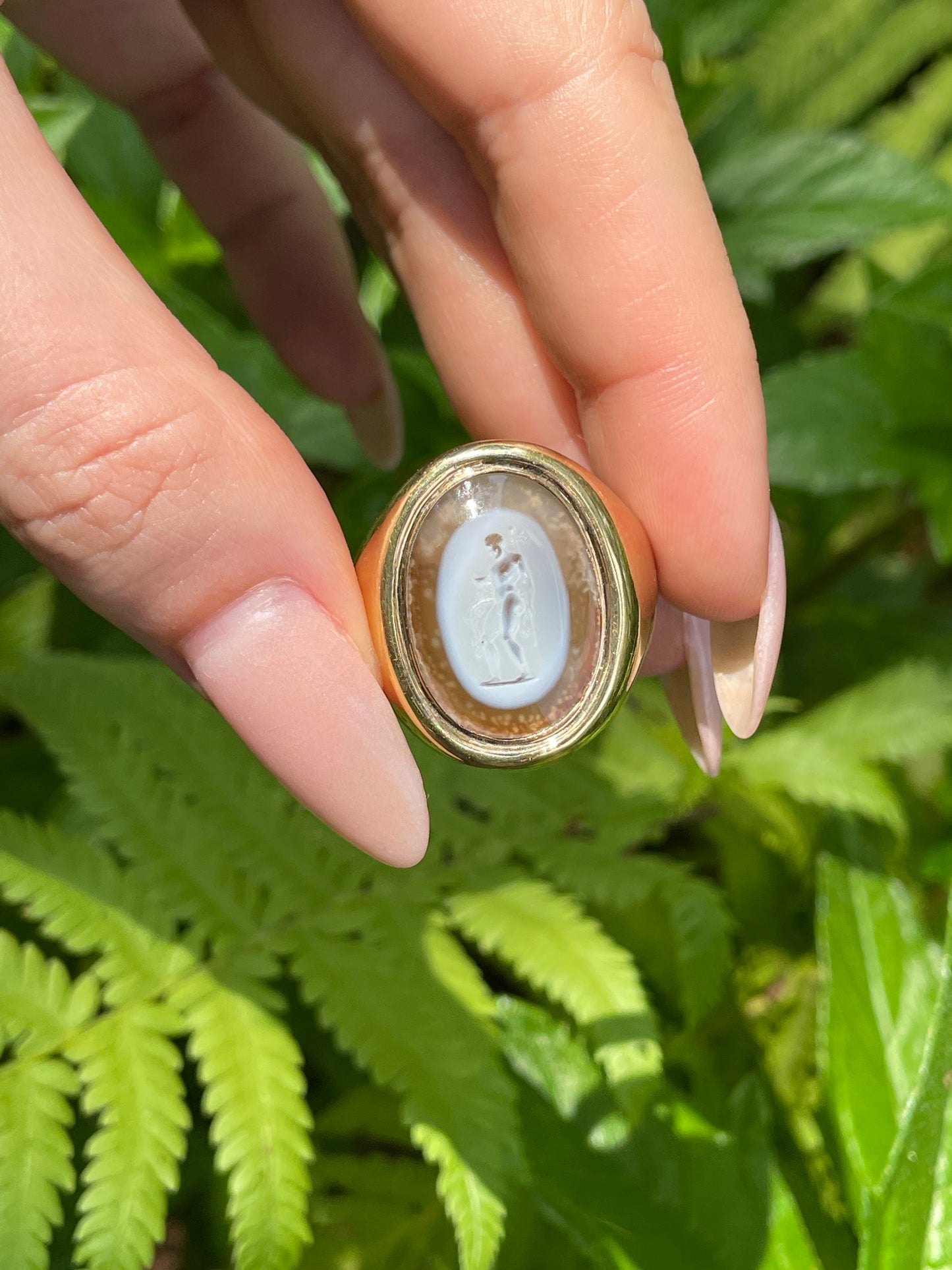 Vintage yellow 18K carved agate signet ring, size 10