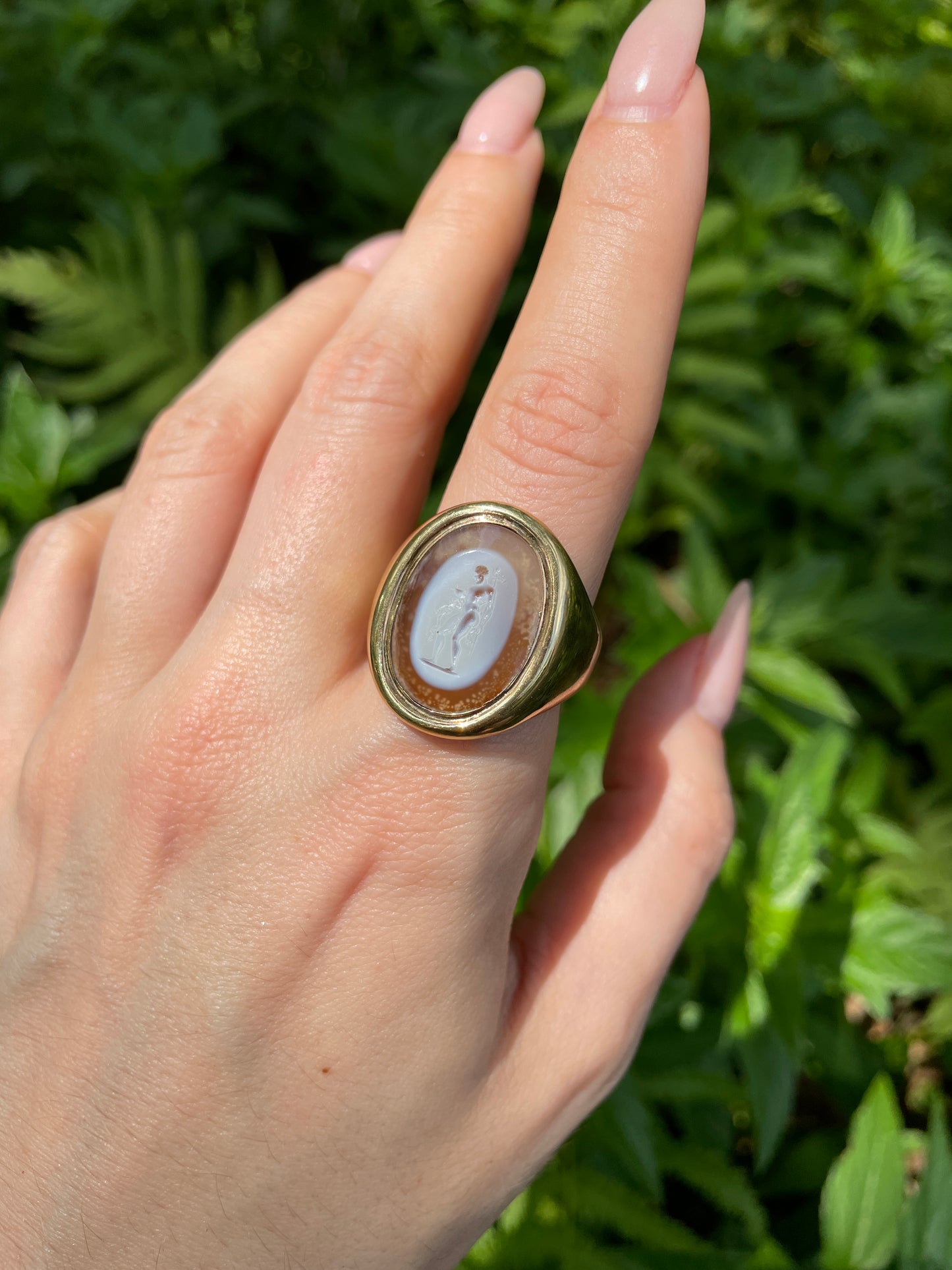 Vintage yellow 18K carved agate signet ring, size 10