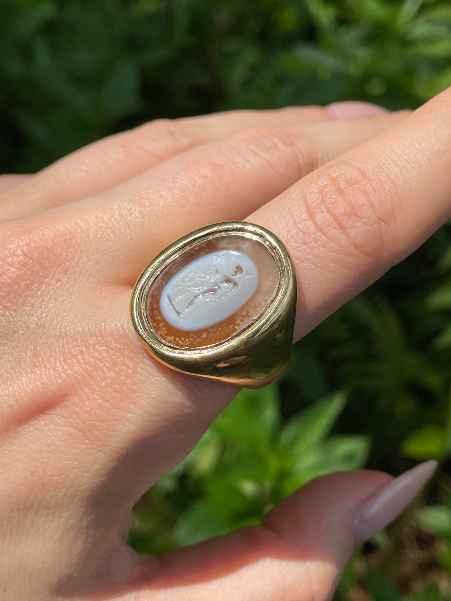 Vintage yellow 18K carved agate signet ring, size 10