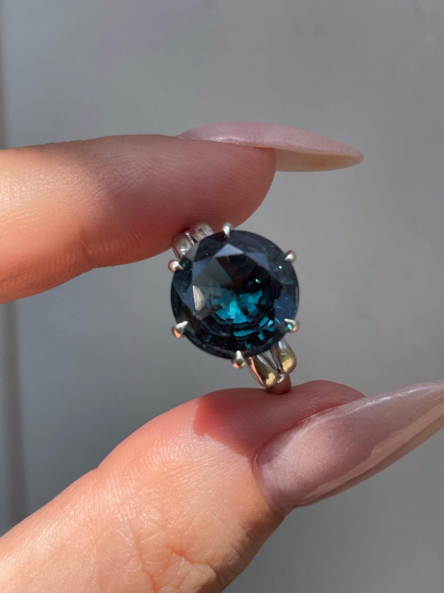 Vintage white 10K approx 6 ctw blue green spinel ring, size 6.25