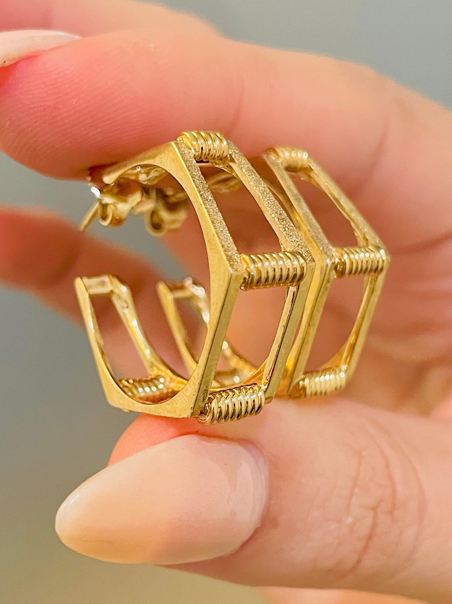 Vintage yellow 14K ribbed bar angled hoop earrings