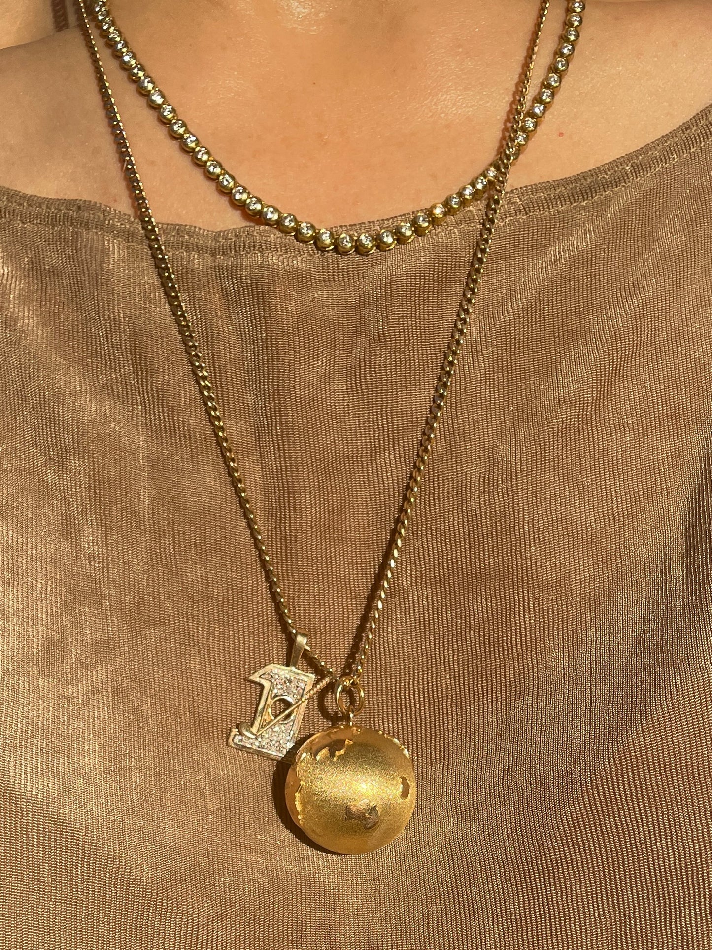 Vintage 18K textured globe pendant