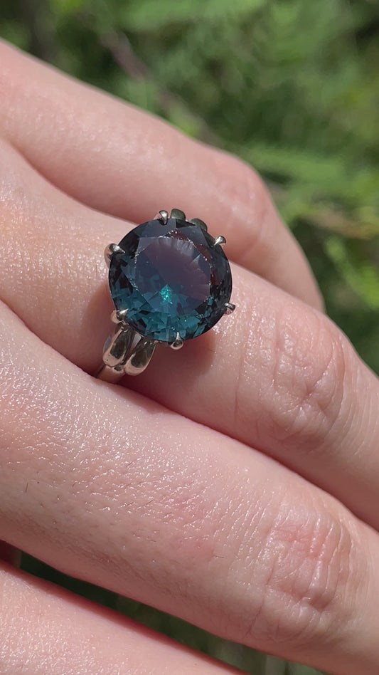 Vintage white 10K approx 6 ctw blue green spinel ring, size 6.25