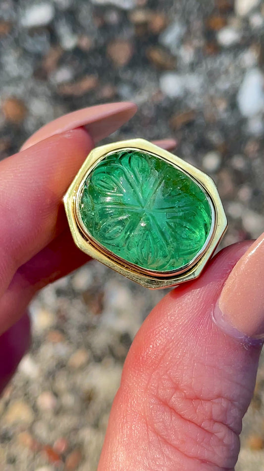 Vintage yellow 18K gold approx over 5 ctw carved natural emerald ring, size 5