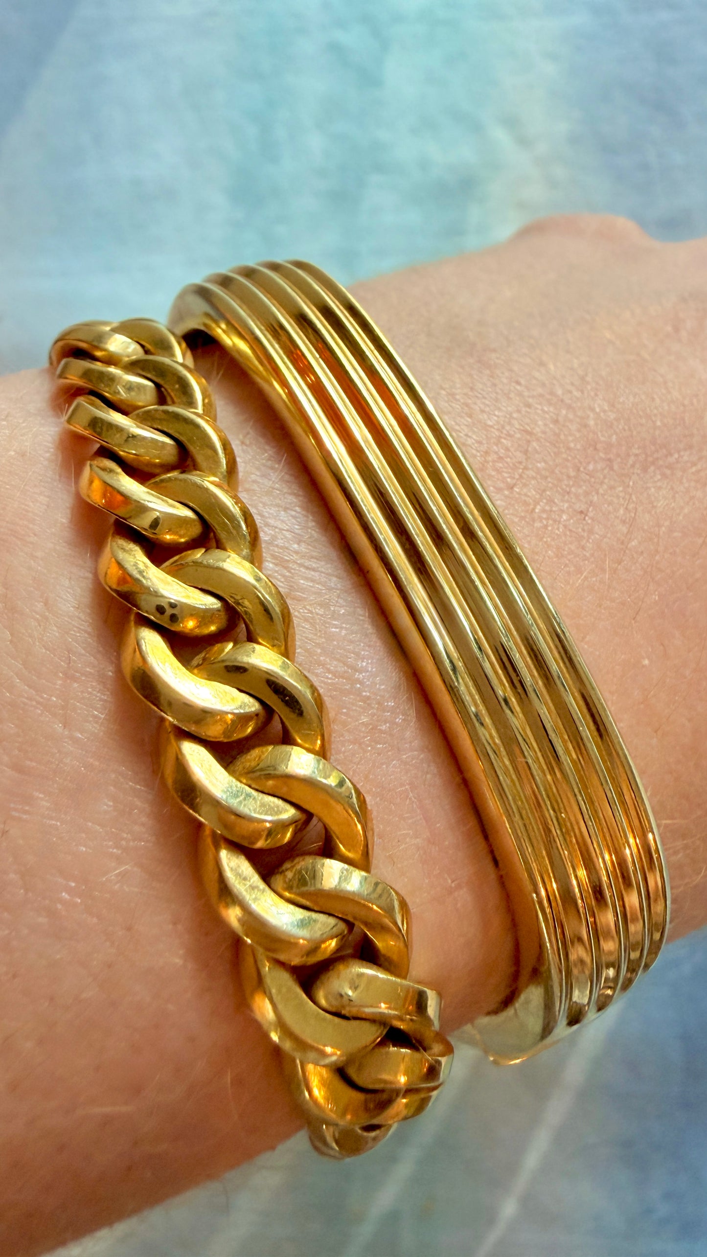 Vintage yellow 14K gold angled hinge bangle