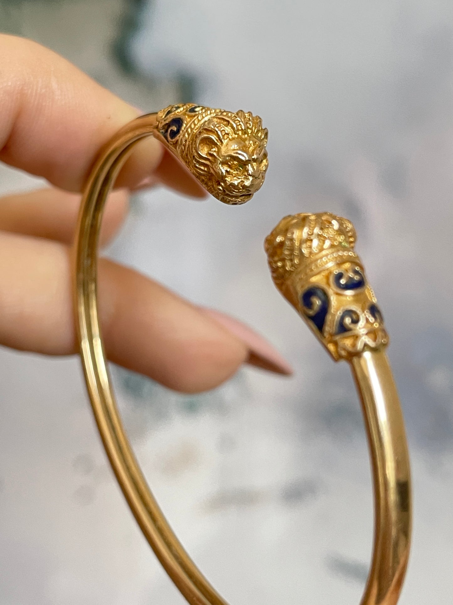 Vintage yellow 14K gold and blue enamel lion heads bangle