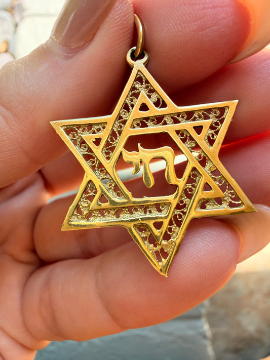 Vintage yellow 14K gold filigree detail Star of David pendant