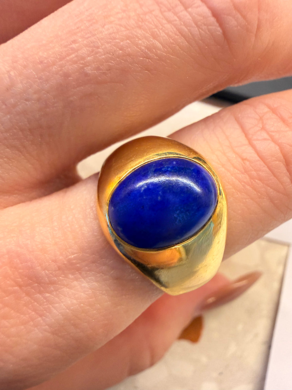 Vintage yellow 18K lapis lazuli cabochon signet ring, size 8.75 sizable