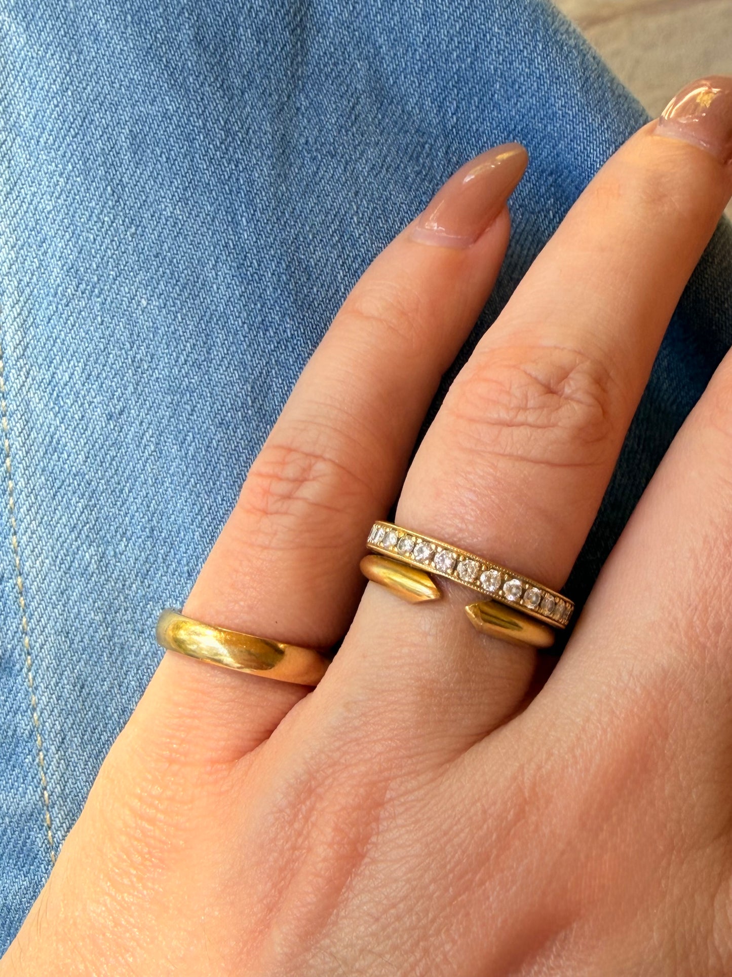Vintage yellow 18K gold semi round band with squared inner edge, size 4.75