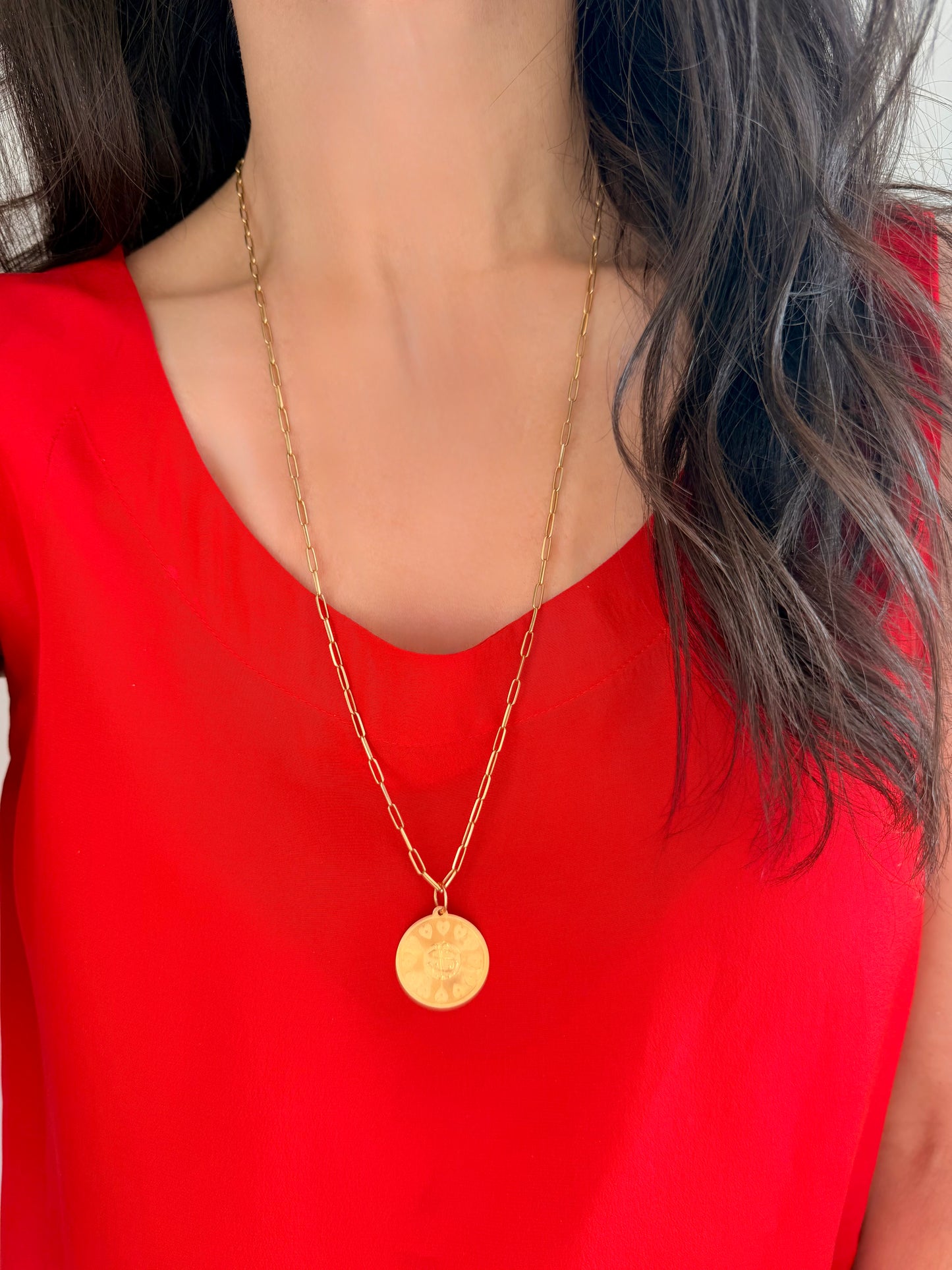 Vintage yellow 18K engraved 'SI / IS' medallion pendant with hearts and back engraving